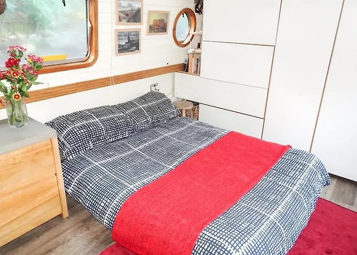 Slash Arts Houseboat On Secluded Mooring In Central London
