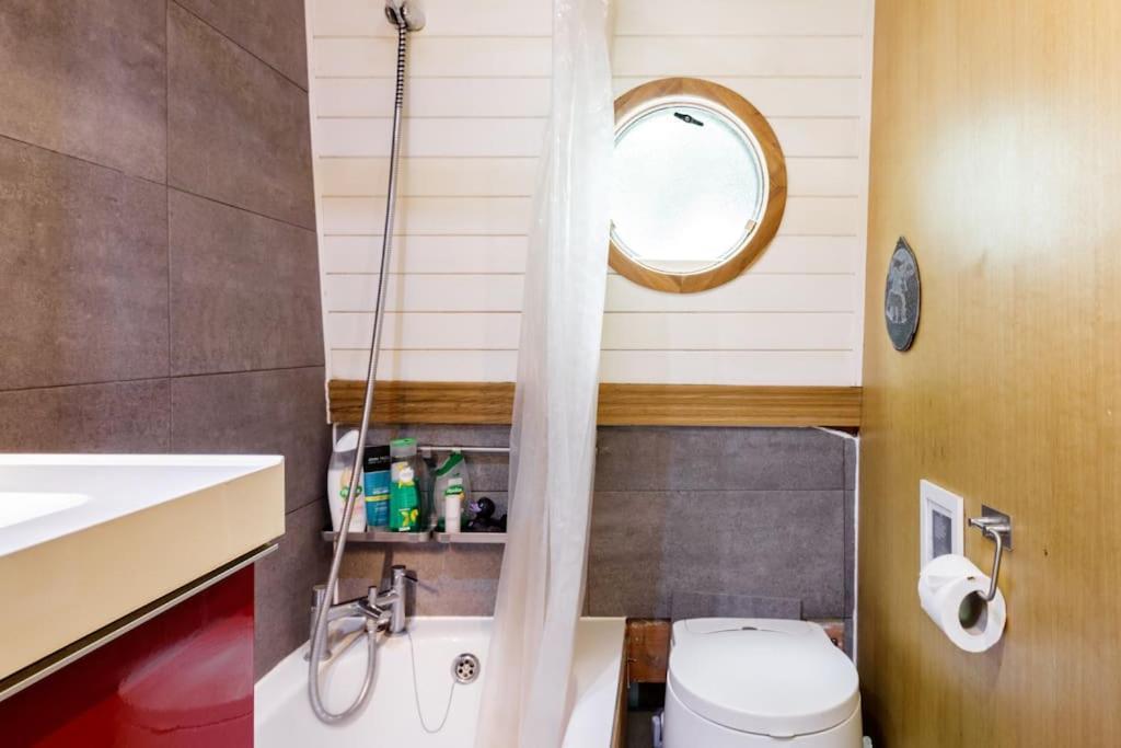 Slash Arts Houseboat On Secluded Mooring In *