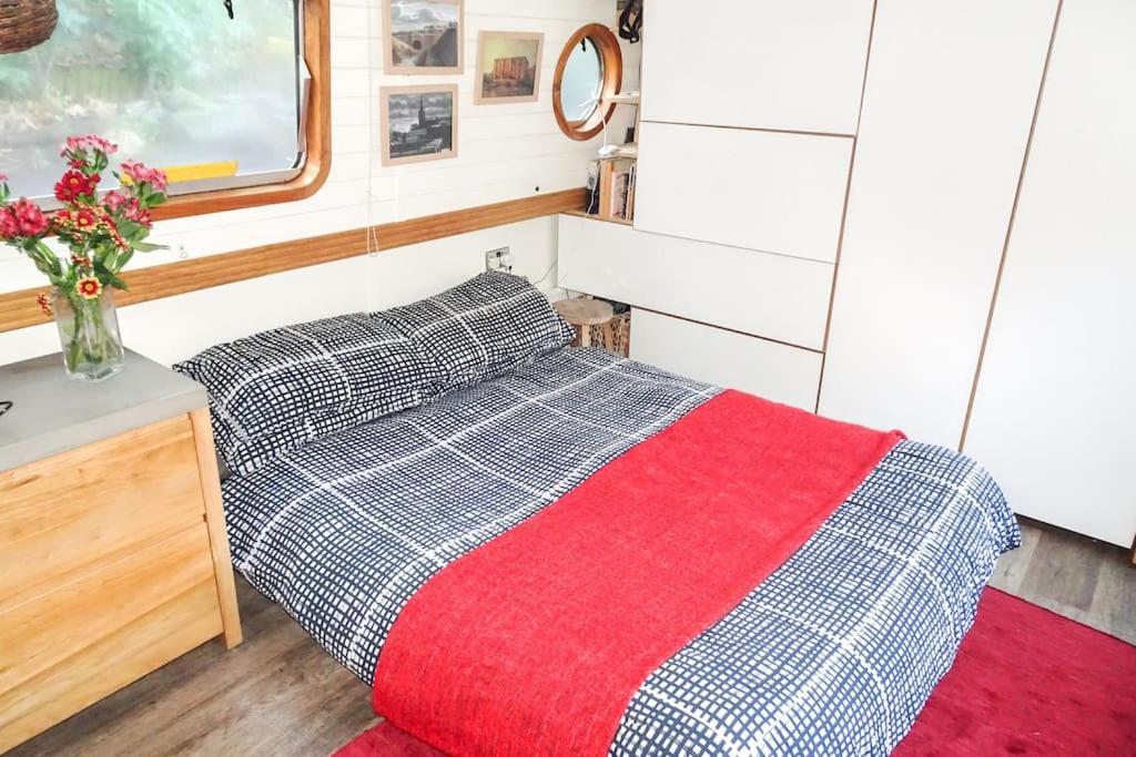 Slash Arts Houseboat On Secluded Mooring In Botel London