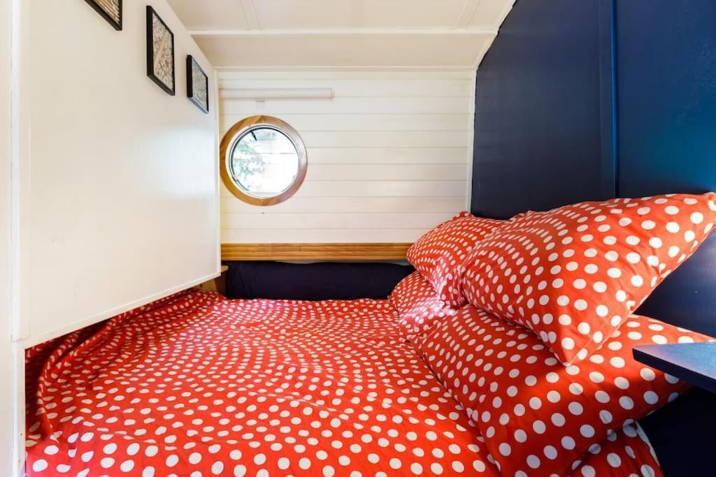 Slash Arts Houseboat On Secluded Mooring In Ботель