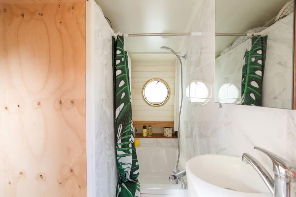 Slash Arts Houseboat On Secluded Mooring In Ботель *